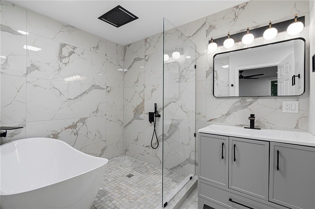 3354 Ridgway Street · A soaking tub and glass-enclosed shower